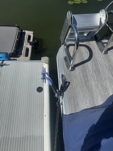 Stern and Spring line connection. Same setup for Bow.  Without getting too detailed, the spring lines are push/pull adjustable. You walk up to the boat, loosen spring lines, unlatch those big ass Kong Tango clips, and you’re off. Way way easier than tying knots all the time. 