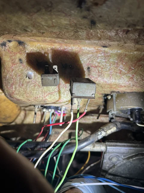 Junk relays previous redneck attempted to use to get the trim pump to work. They weren’t even in the same universe. Best guess: they were wiring in a turn signal or reverse lights. No idea